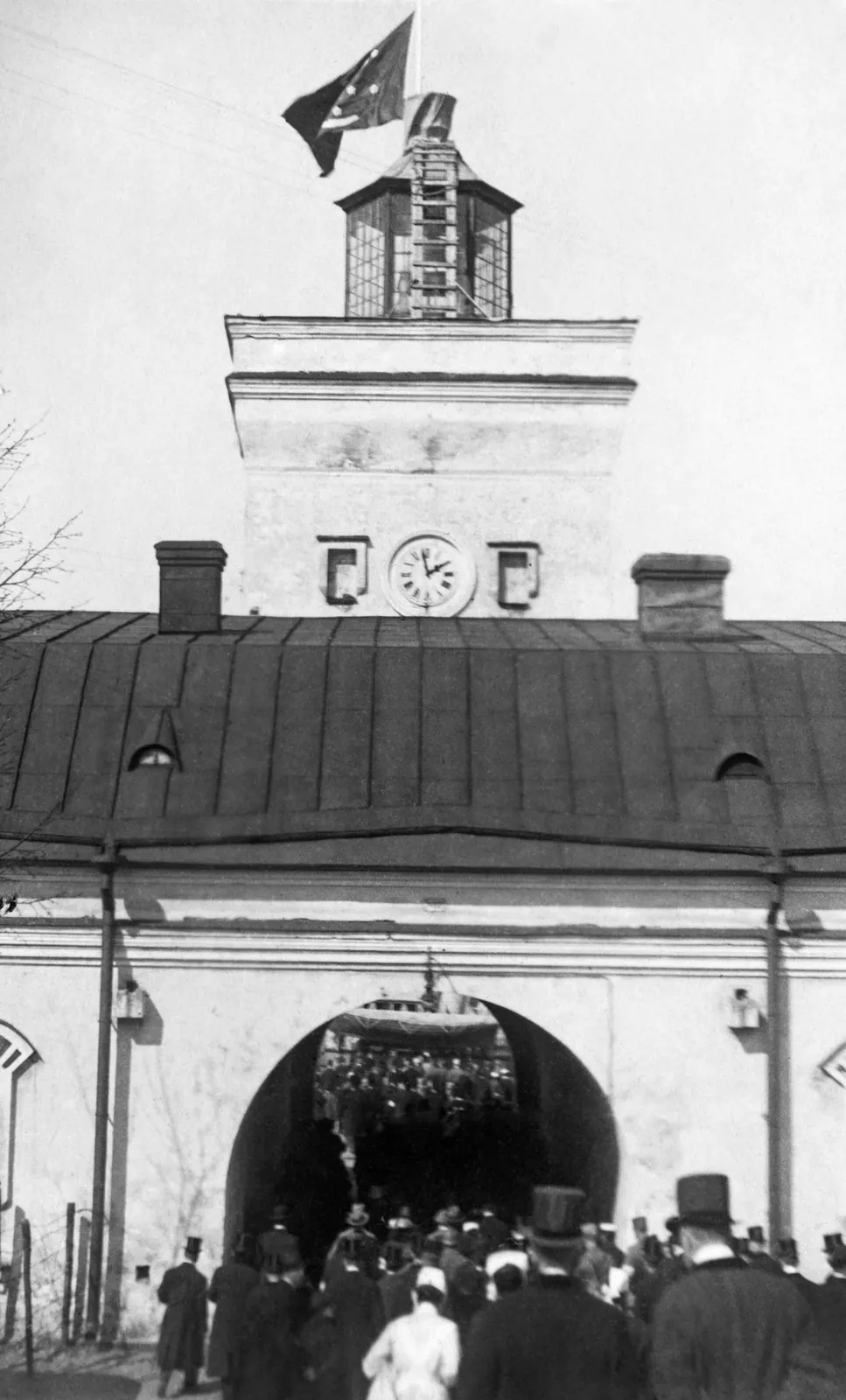Suomenlinna: Suomen leijonalipun nostaminen Suomenlinnaan 1918 (JOKAOT4SK1918 21-5)