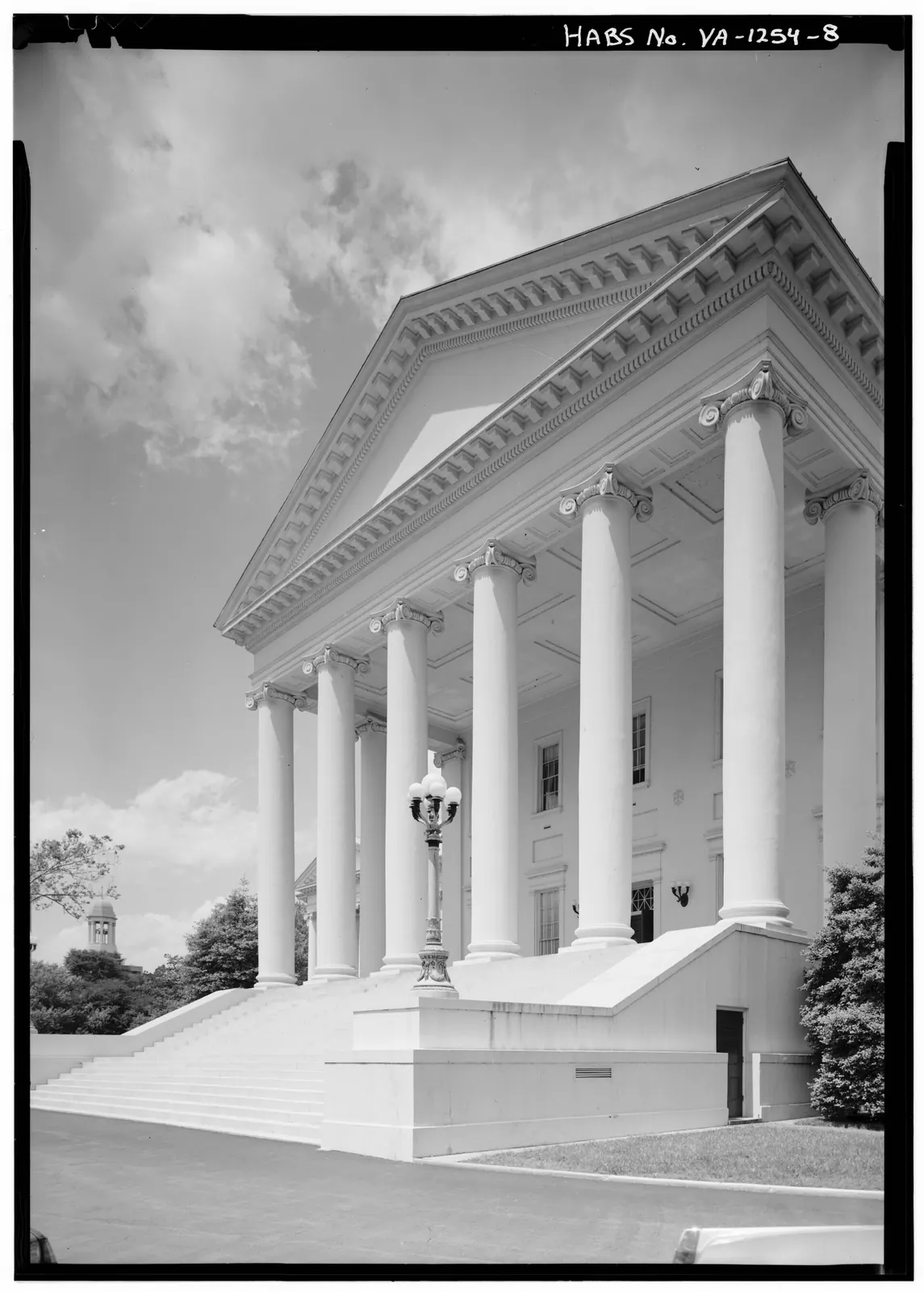 West Virginia State Capitol: SOUTHWEST FACADE, MAIN BLOCK, SIDE VIEW, LOOKING WEST - Virginia State Capitol, Bank and 10th Streets, Capitol Square, Richmond, Independent City, VA HABS VA,44-RICH,9-8